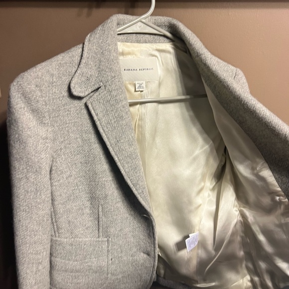 A beautiful gray women jacket by Banana Republic - Picture 2 of 3